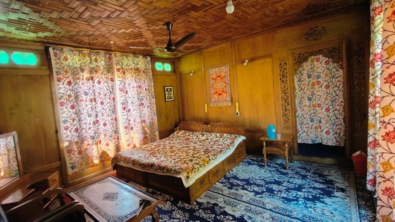 Houseboat Karima Palace Srinagar  Room photo
