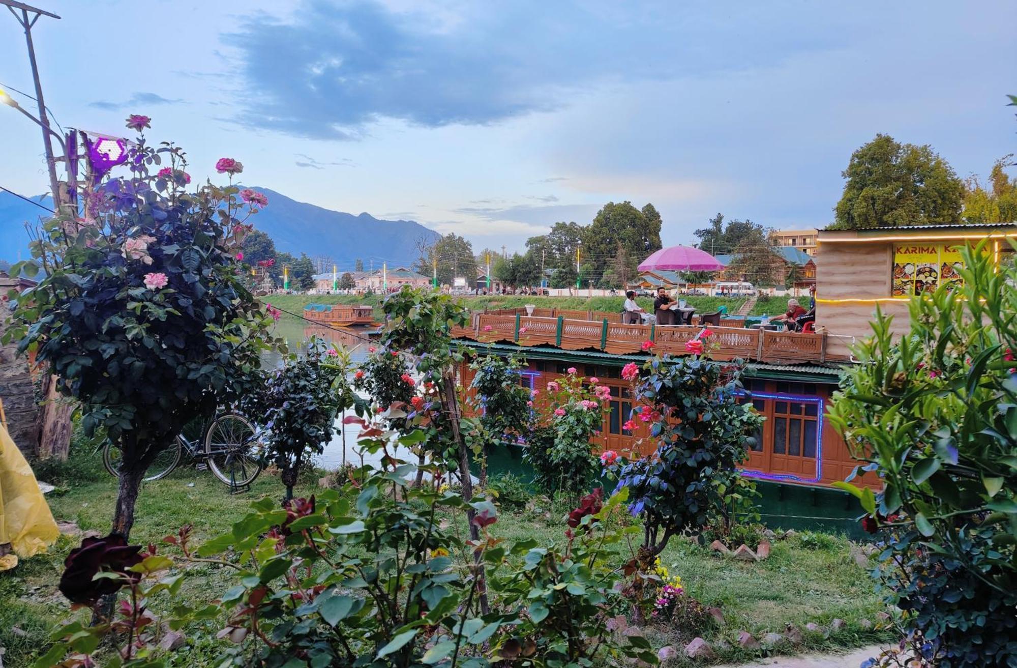 Houseboat Karima Palace Srinagar  Exterior photo